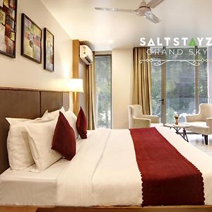 Saltstayz Select - Unitech Cyber Park